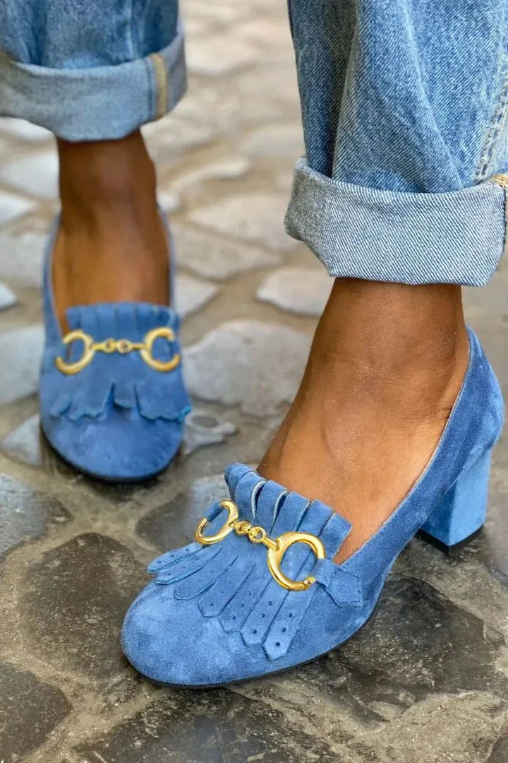 Matte wide heels with round toe, buckle and fringes