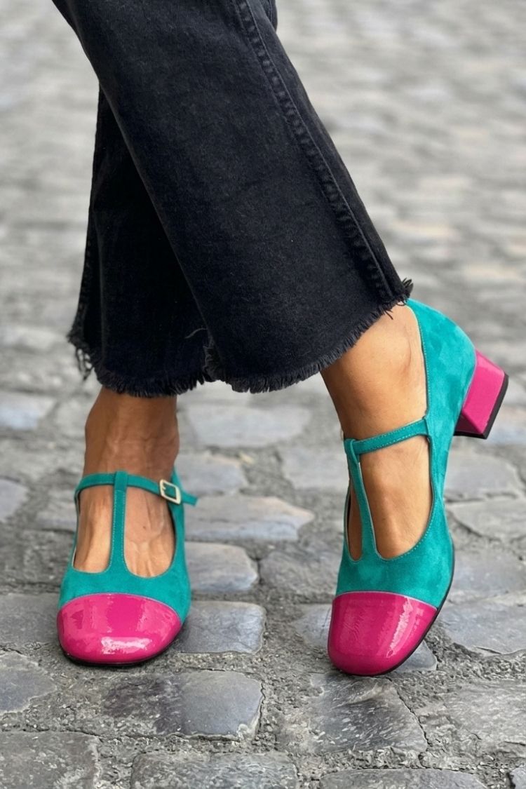Wide block-heeled violet shoes with round toe, buckle and T-strap