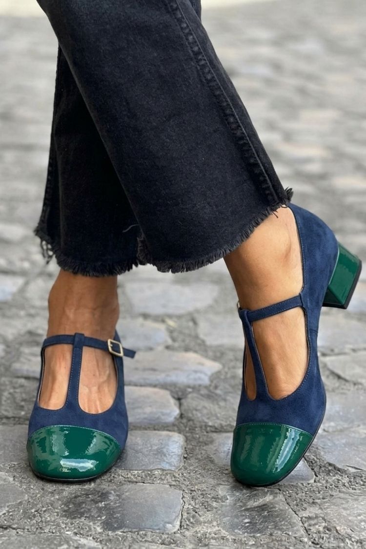 Wide block-heeled violet shoes with round toe, buckle and T-strap