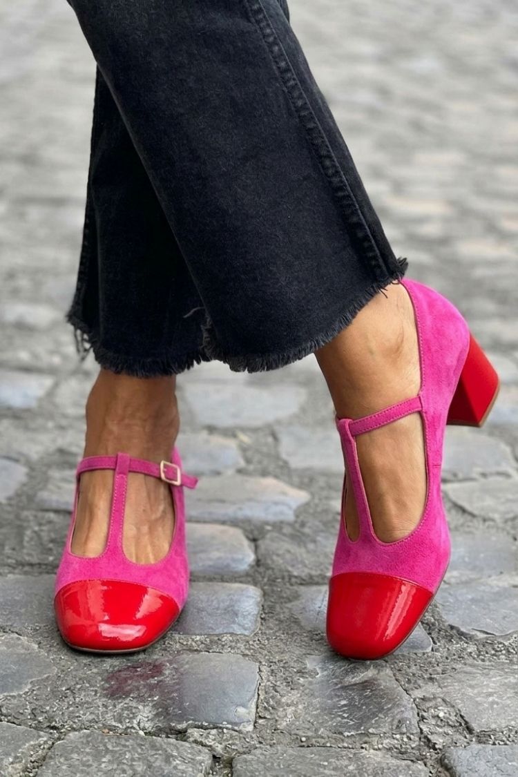Wide block-heeled violet shoes with round toe, buckle and T-strap