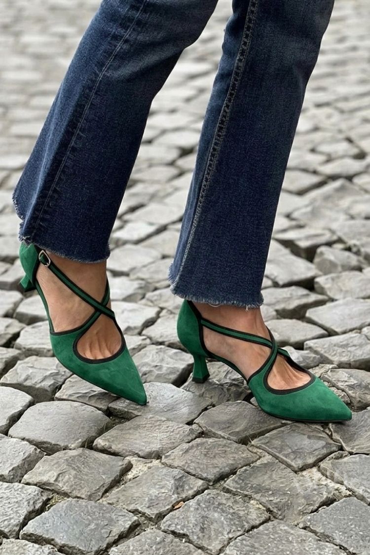 Kakhi low heels with pointed toe, buckle and crossed straps