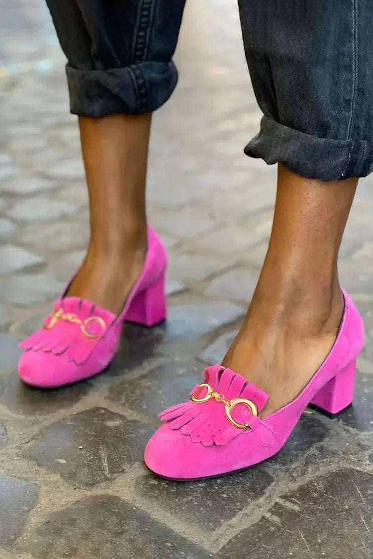 Matte wide heels with round toe, buckle and fringes