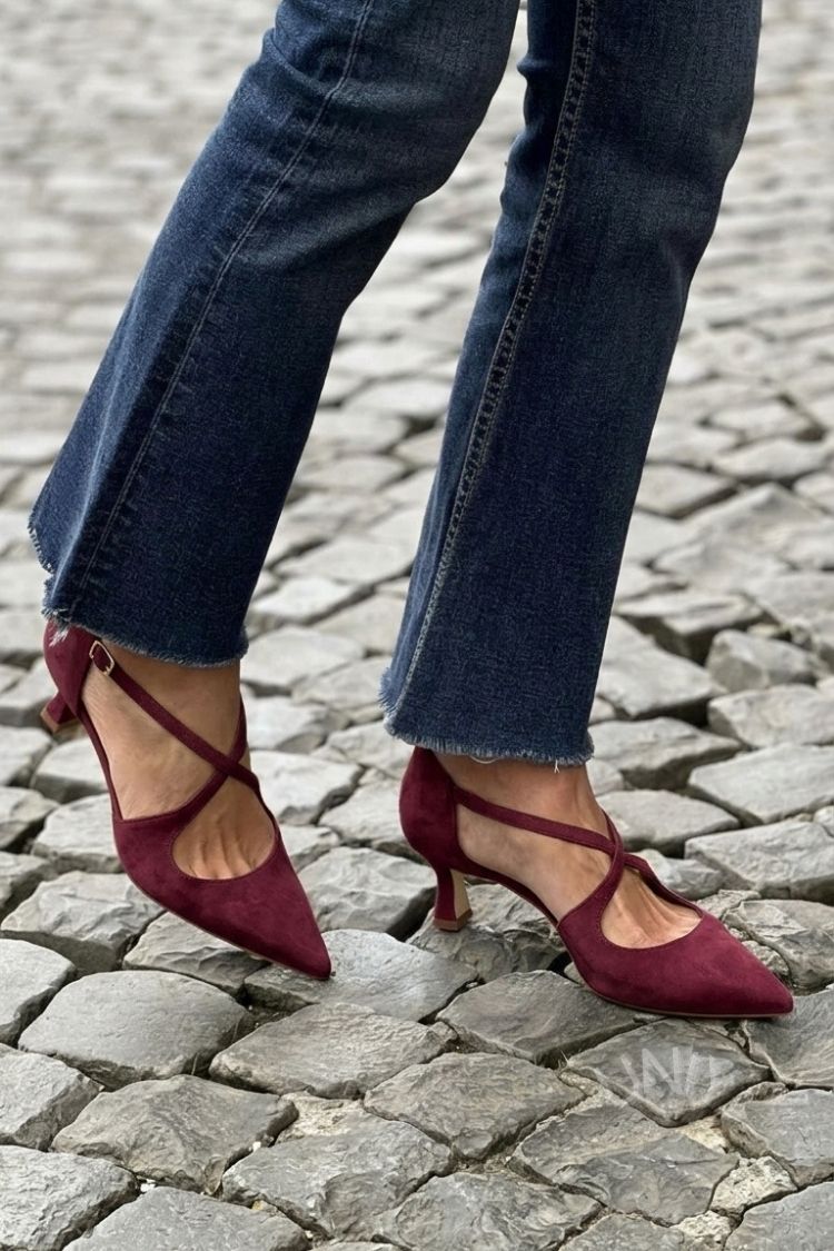 Kakhi low heels with pointed toe, buckle and crossed straps