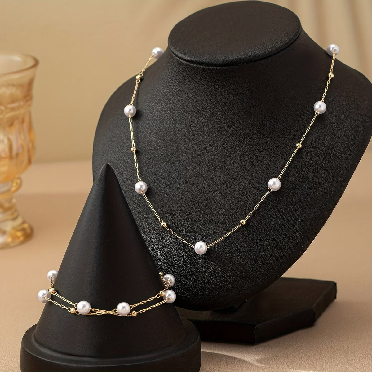 Jewellery set with fine pearl necklace