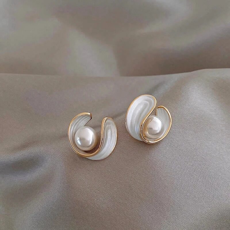 Timeless pearl earrings in gold