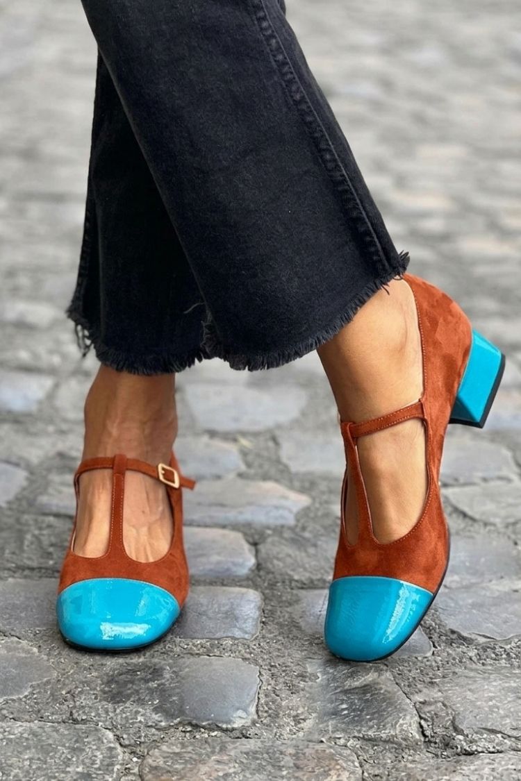 Wide block-heeled violet shoes with round toe, buckle and T-strap