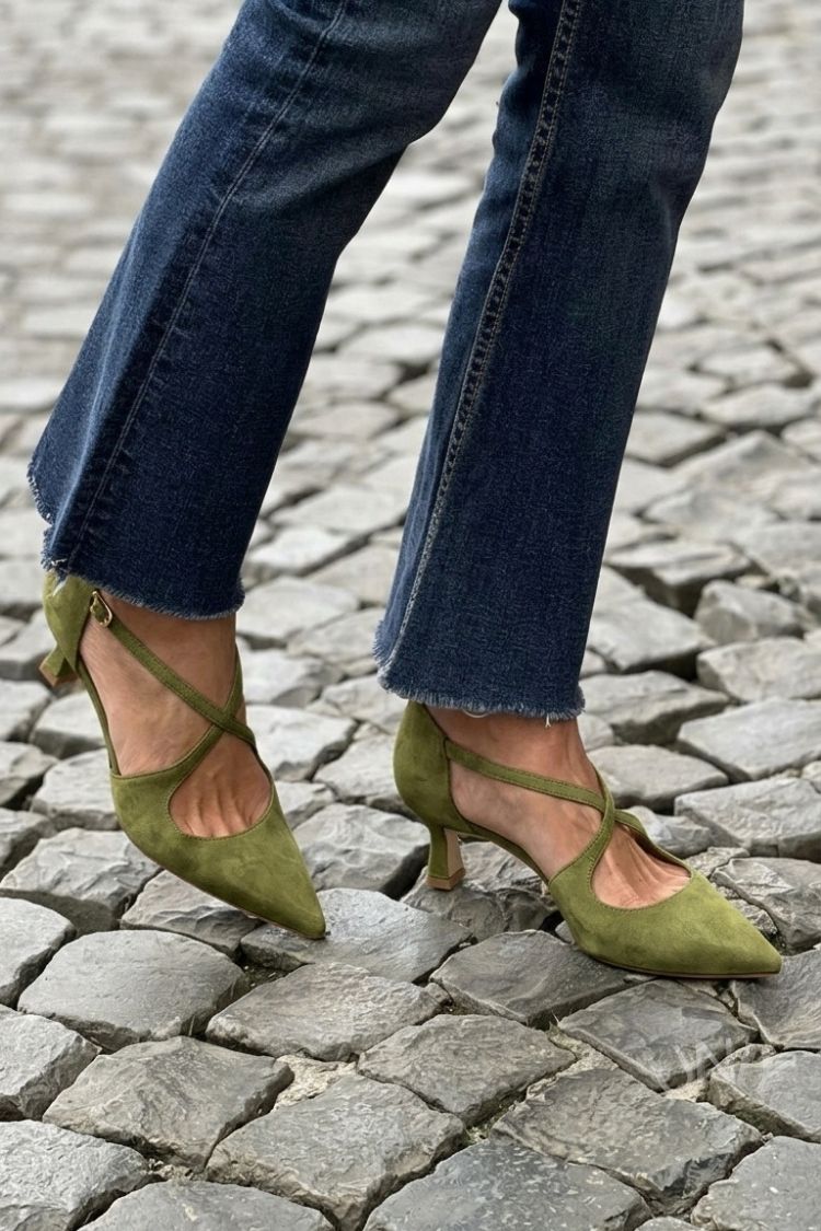 Kakhi low heels with pointed toe, buckle and crossed straps