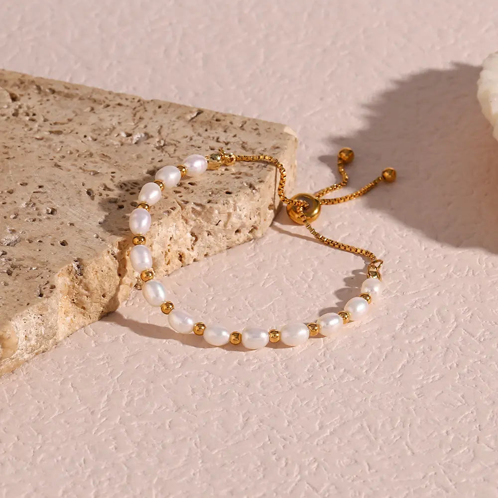 Elegant bracelet with pearls in gold
