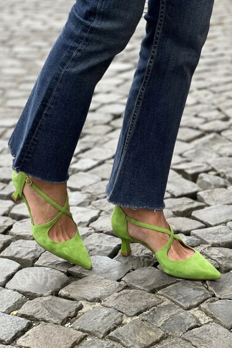 Kakhi low heels with pointed toe, buckle and crossed straps