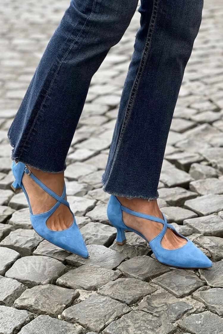 Kakhi low heels with pointed toe, buckle and crossed straps