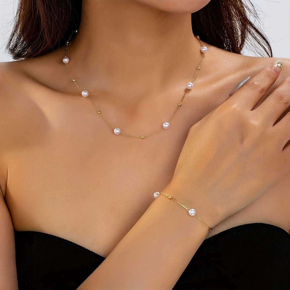 Jewellery set with fine pearl necklace