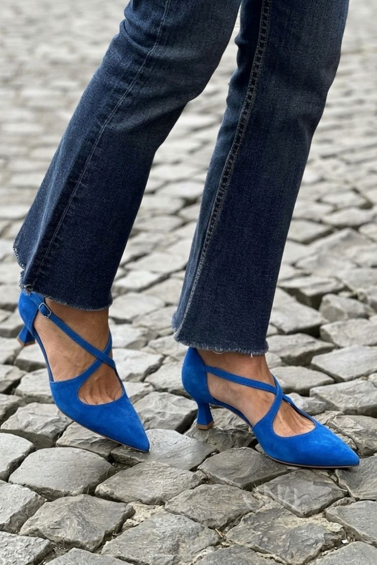 Kakhi low heels with pointed toe, buckle and crossed straps