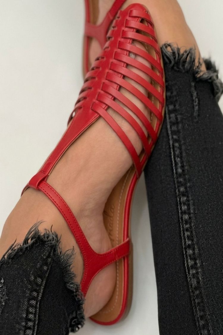 Essential Black Cut-Out Casual Sandals with Pointed Toe and T-Strap