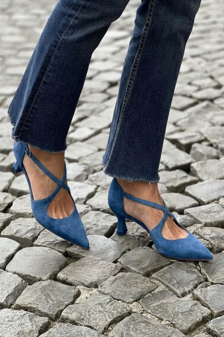 Kakhi low heels with pointed toe, buckle and crossed straps