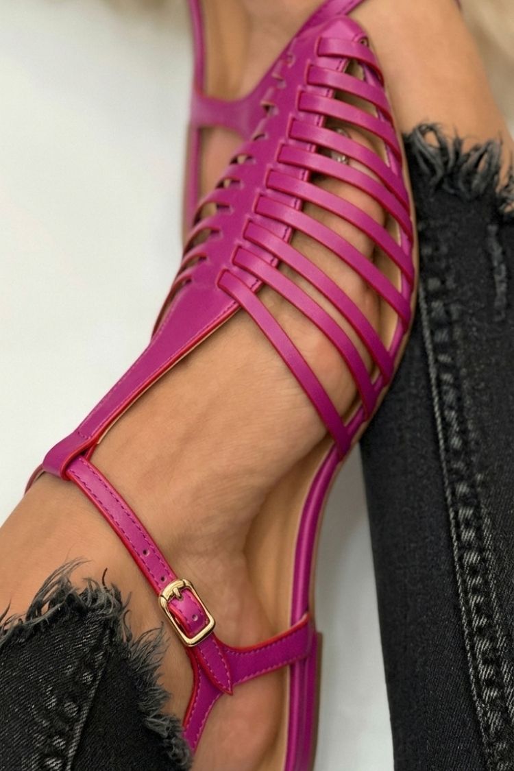 Essential Black Cut-Out Casual Sandals with Pointed Toe and T-Strap
