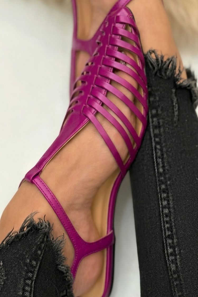 Essential Casual Black Cut-Out Sandals with Pointed Toe and T-Strap