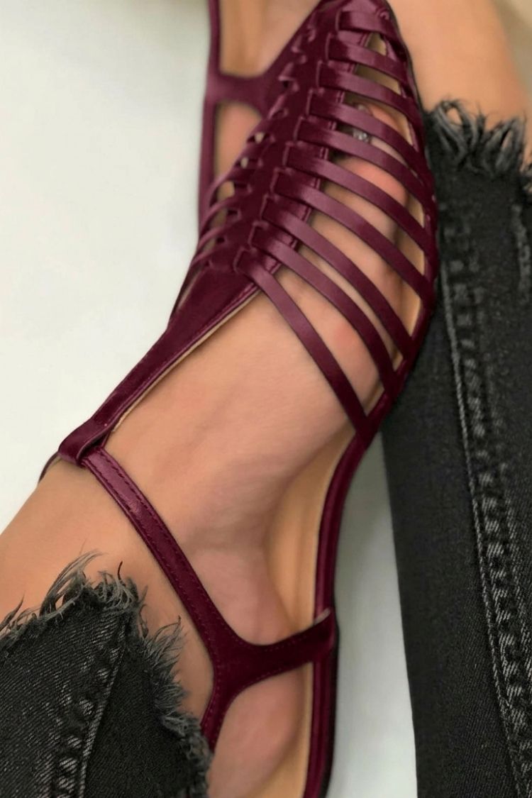 Essential Casual Black Cut-Out Sandals with Pointed Toe and T-Strap