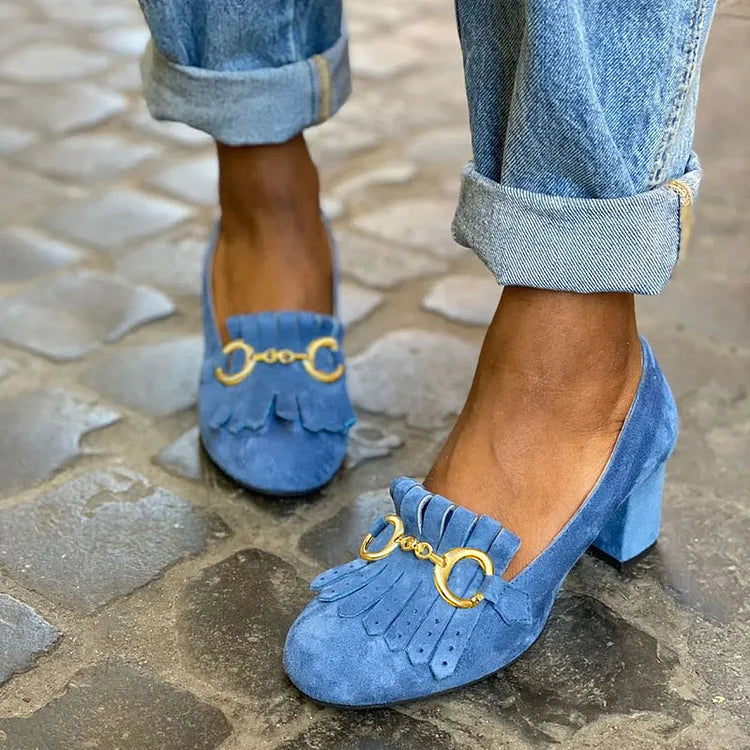 Matte wide heels with round toe, buckle and fringes