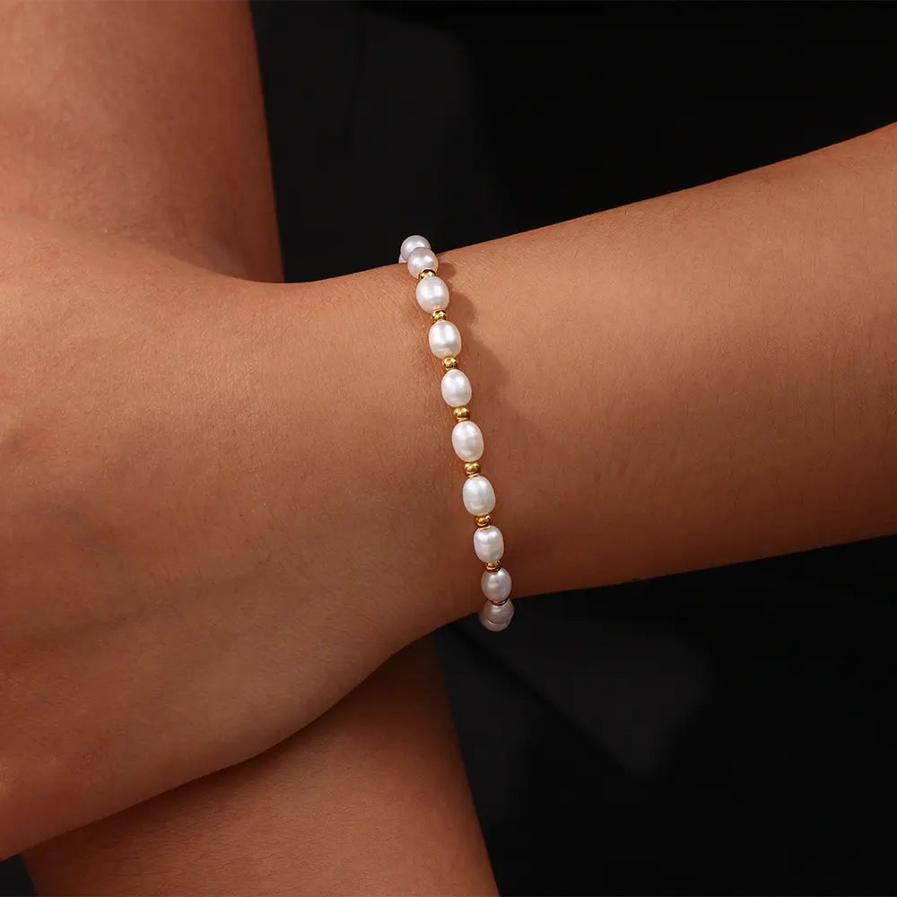 Elegant bracelet with pearls in gold
