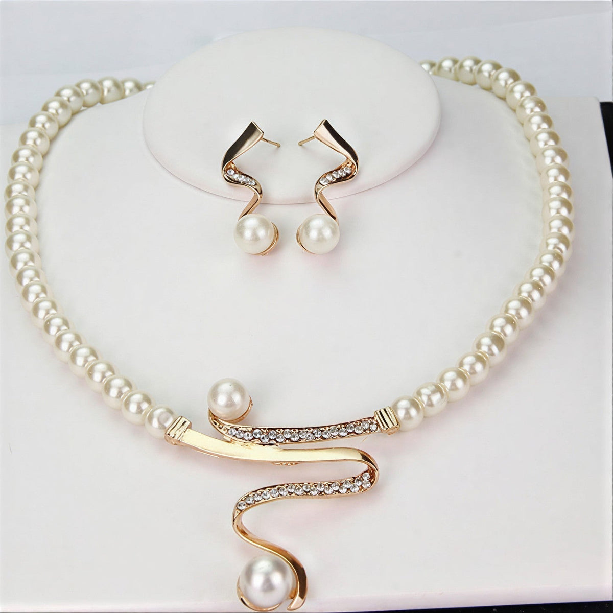 Elegant jewellery set with pearls