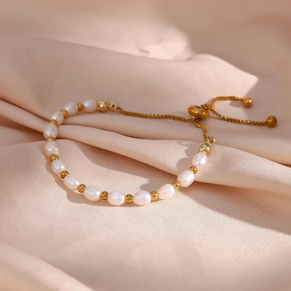 Elegant bracelet with pearls in gold