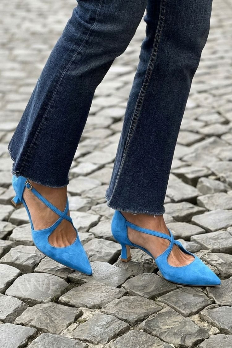 Kakhi low heels with pointed toe, buckle and crossed straps