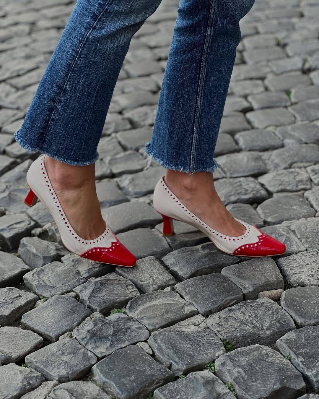 Elegant mid-heel colour block shoes with pointed cut-out