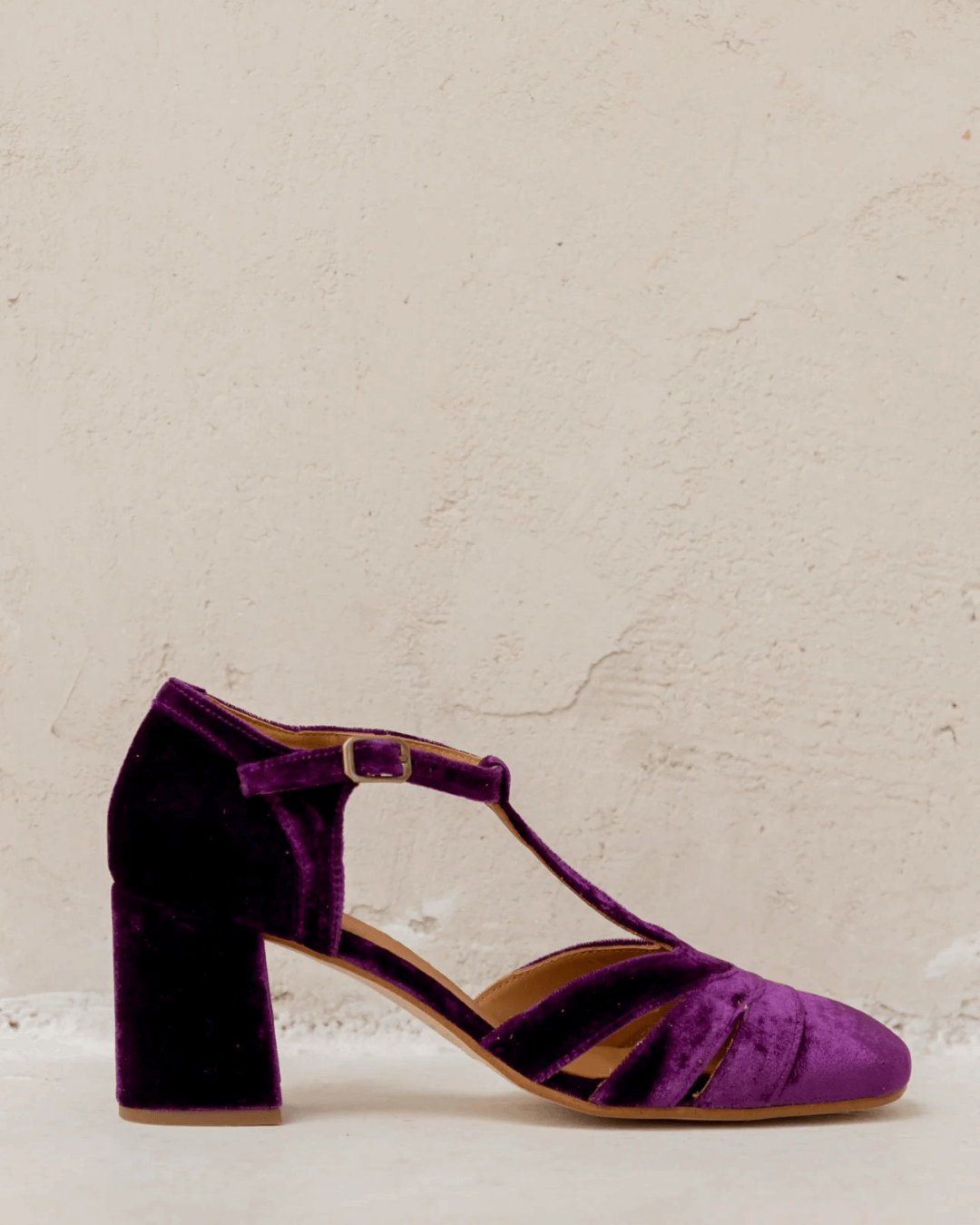 Wide cut-out velvet heels with buckle and T-strap