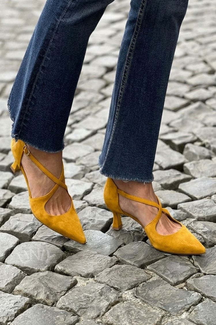 Kakhi low heels with pointed toe, buckle and crossed straps