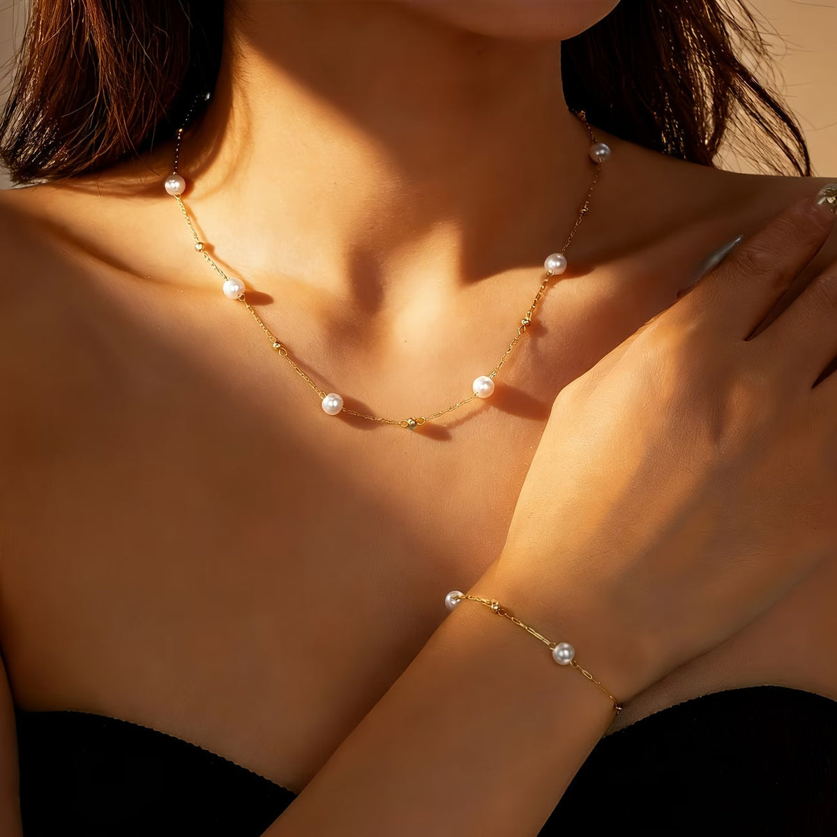 Jewellery set with fine pearl necklace