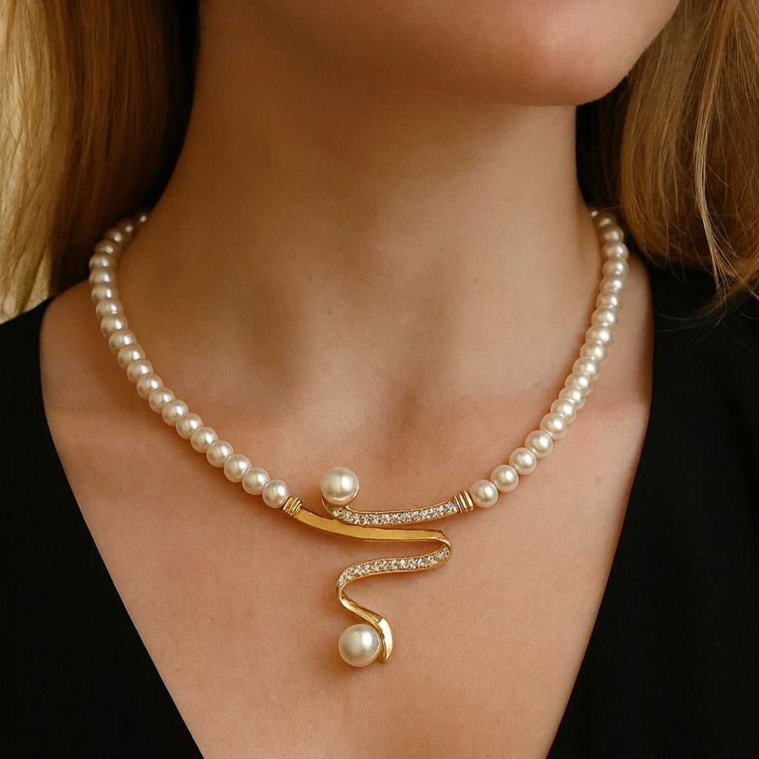 Elegant jewellery set with pearls