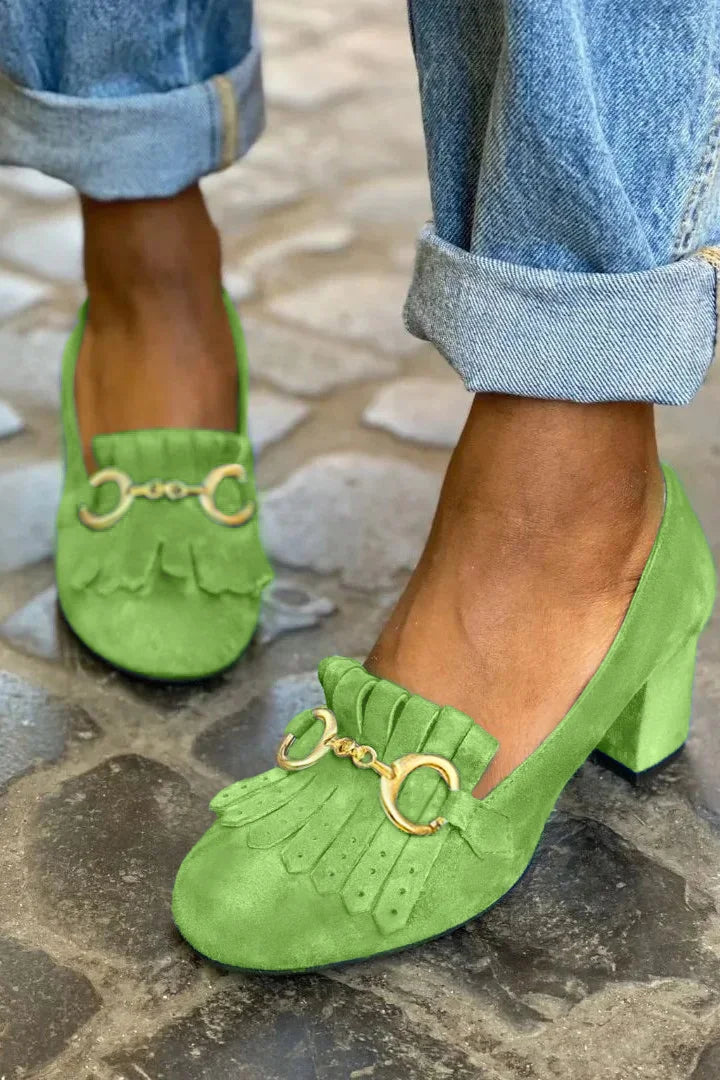 Matte wide heels with round toe, buckle and fringes