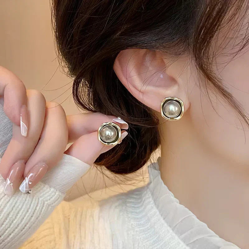 Luxury earrings with black pearl