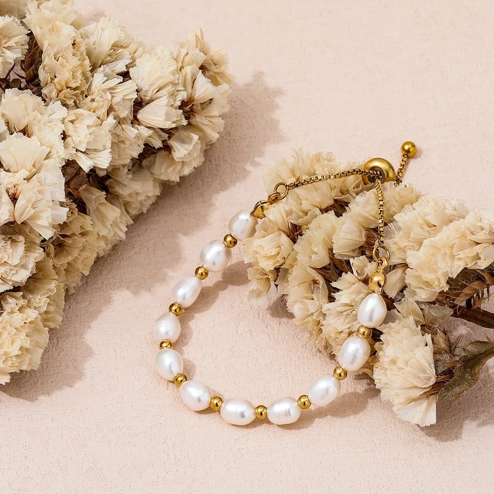 Elegant bracelet with pearls in gold
