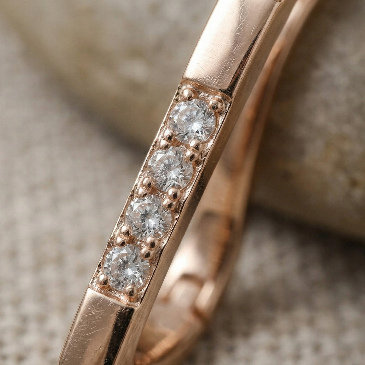 Elegant earrings with zirconia in gold