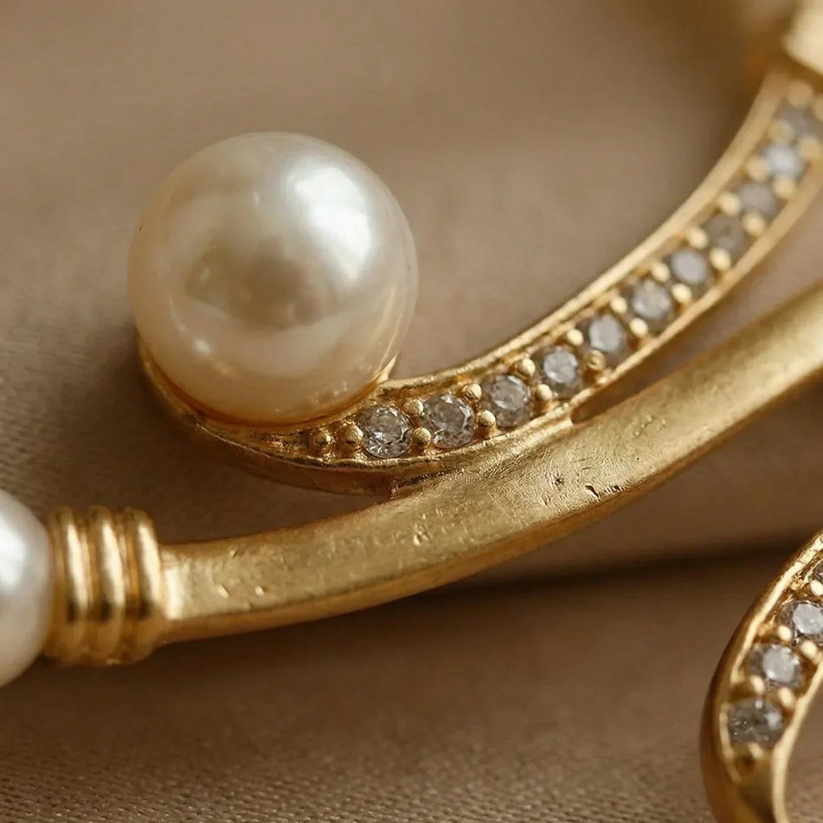 Elegant jewellery set with pearls