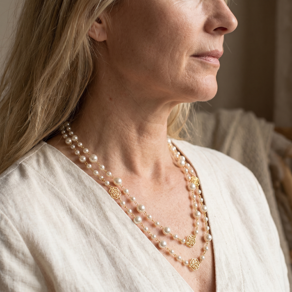 Elegant necklace with golden pearls