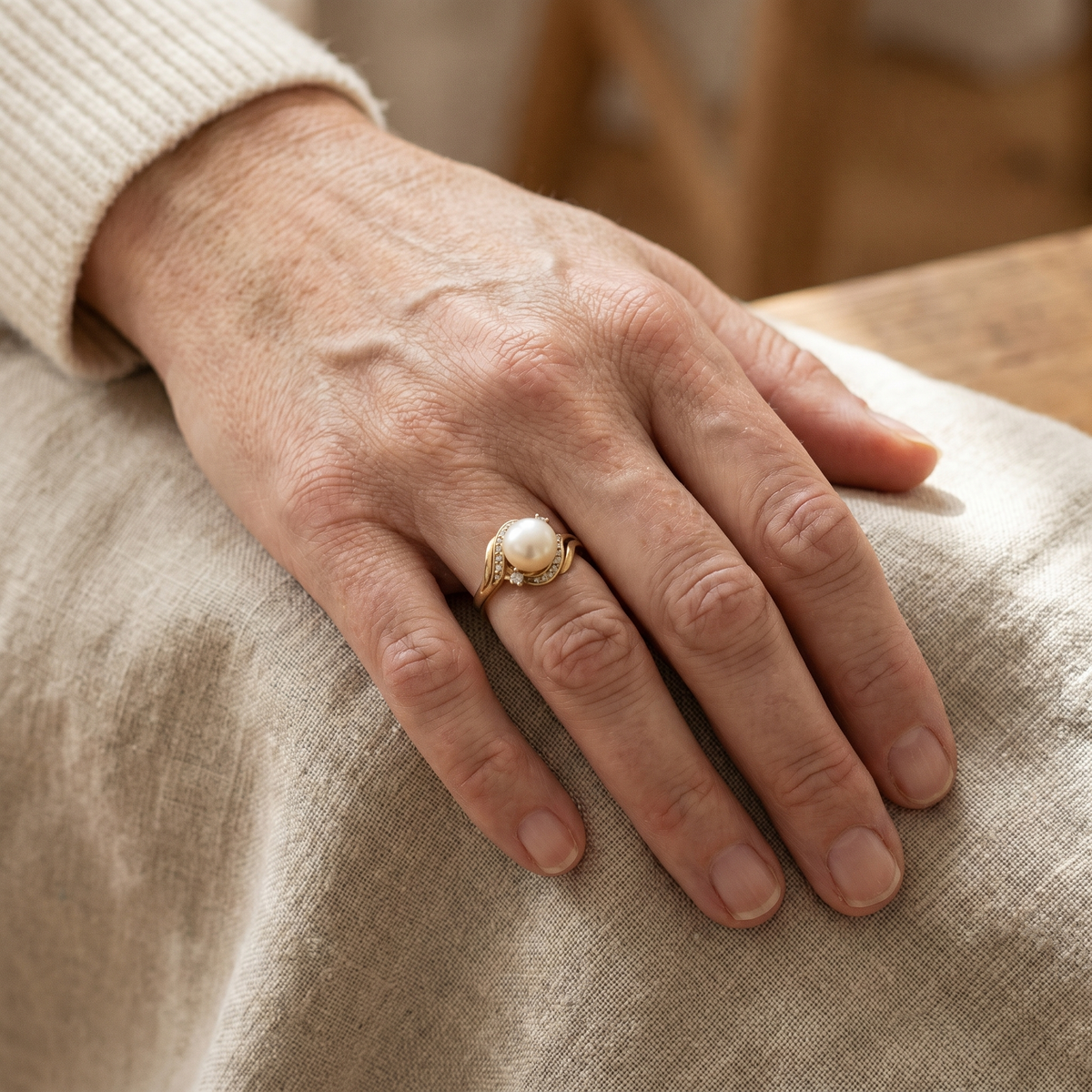 Elegant ring with pearl in shiny gold