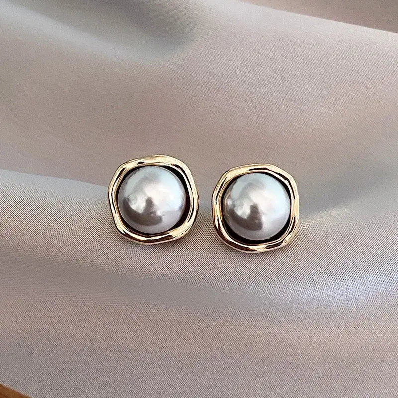 Luxury earrings with black pearl