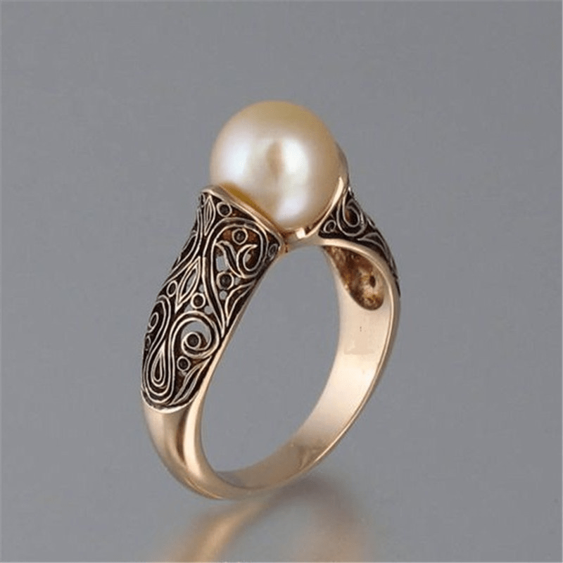 Timeless vintage ring with pearls in gold