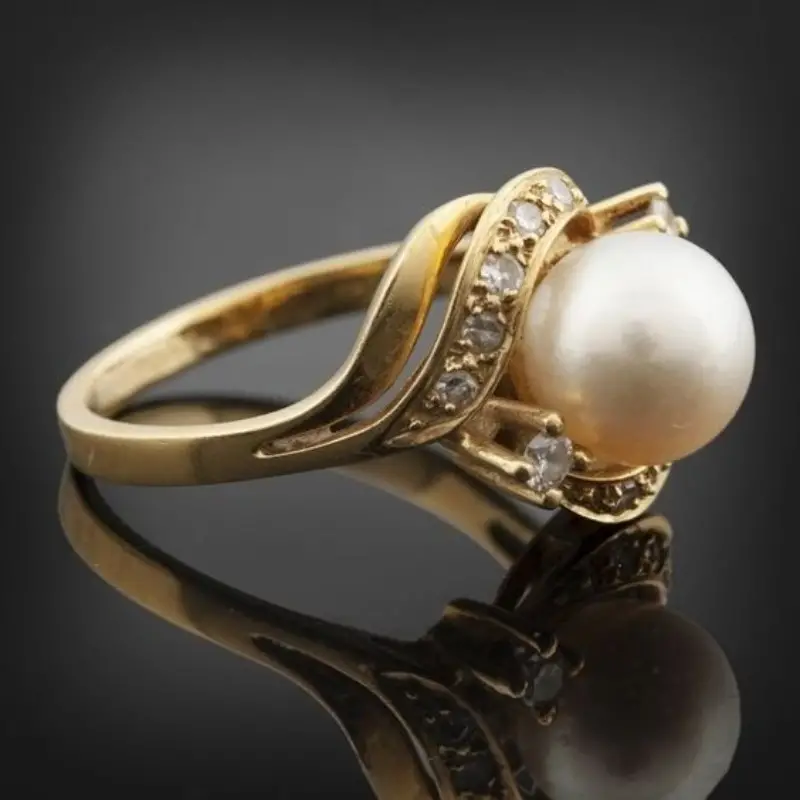 Elegant ring with pearl in shiny gold