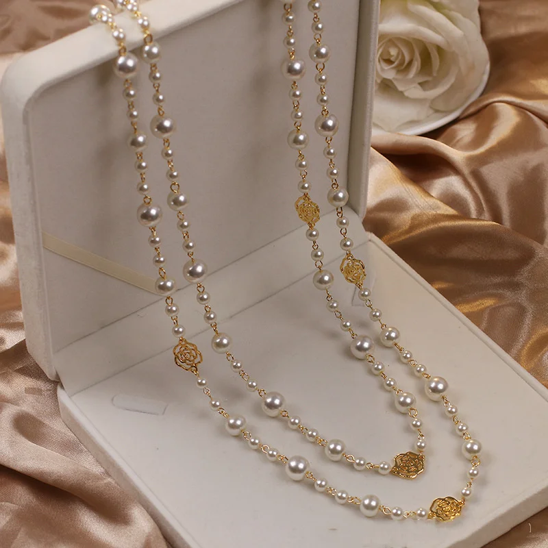 Elegant necklace with golden pearls
