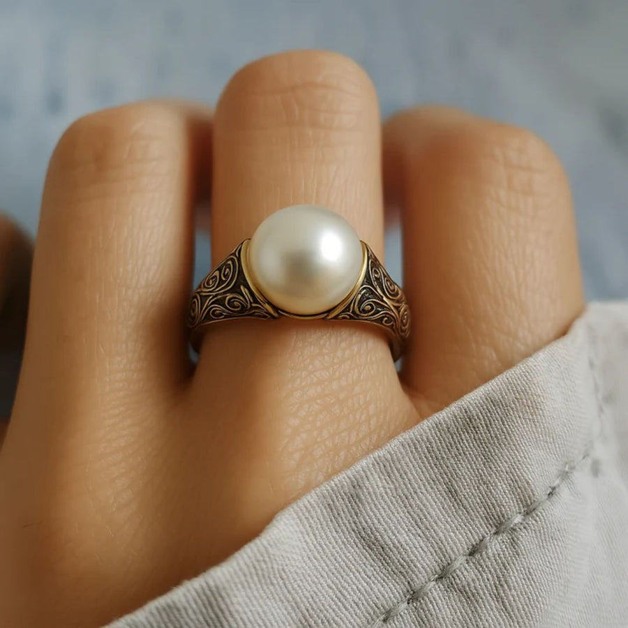 Timeless vintage ring with pearls in gold