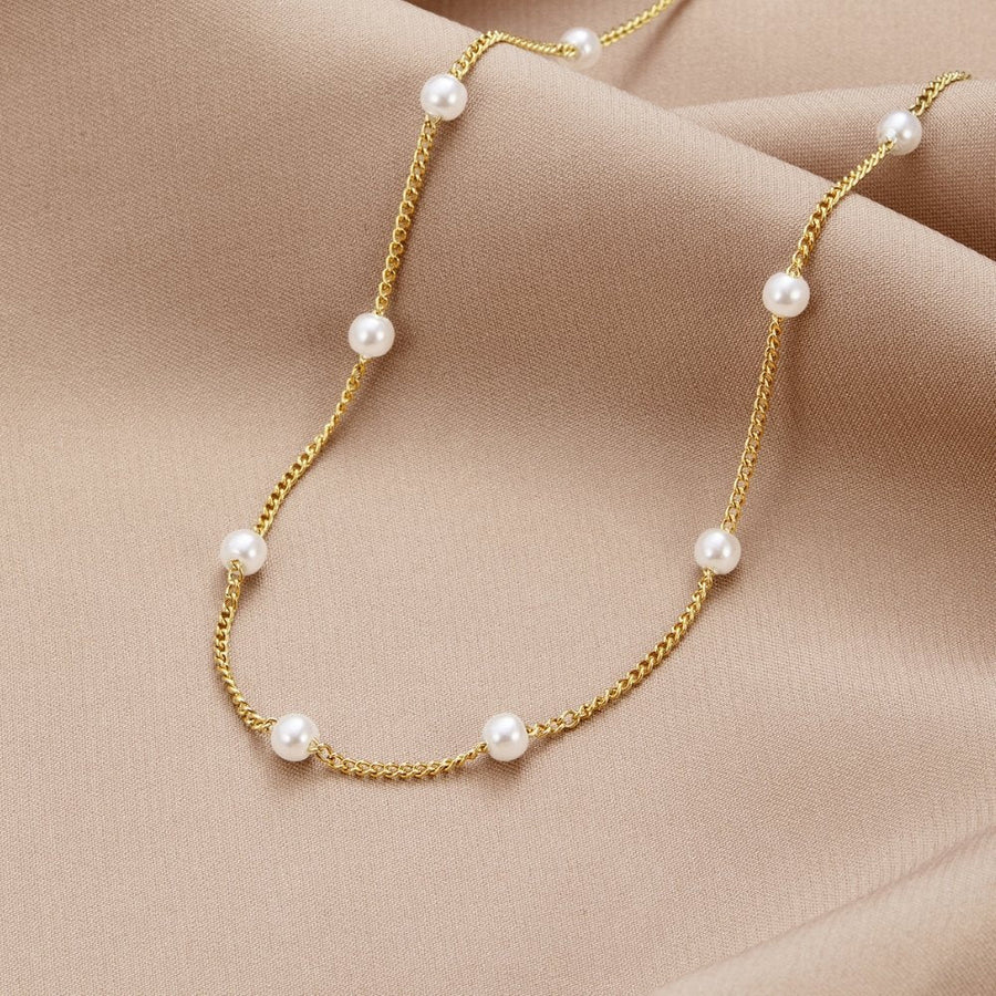 Timeless necklace with golden pearls