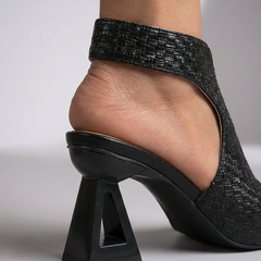 Aura – Elegant Woven Sandals